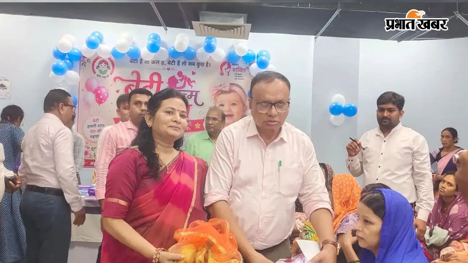 महिला वार्ड में फल वह किट का वितरण करते सिविल सर्जन व डीपीओ की तस्वीर महिला वार्ड में फल वह किट का वितरण करते सिविल सर्जन व डीपीओ की तस्वीर