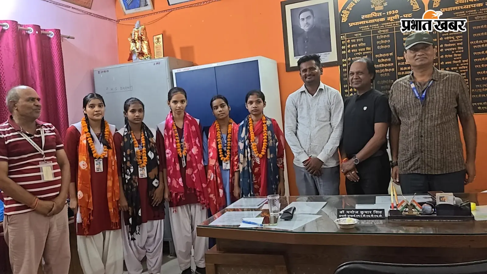 नियमित उपस्थिति वाले छात्र-छात्राओं को किया गया सम्मानित नियमित उपस्थिति वाले छात्र-छात्राओं को किया गया सम्मानित