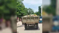 नाक पर रुमाल रखकर गुजरने को मजबूर हुए लोग... खुले में कूड़ा ढोने और बिना नंबर प्लेट वाले वाहन पर उठे सवाल
