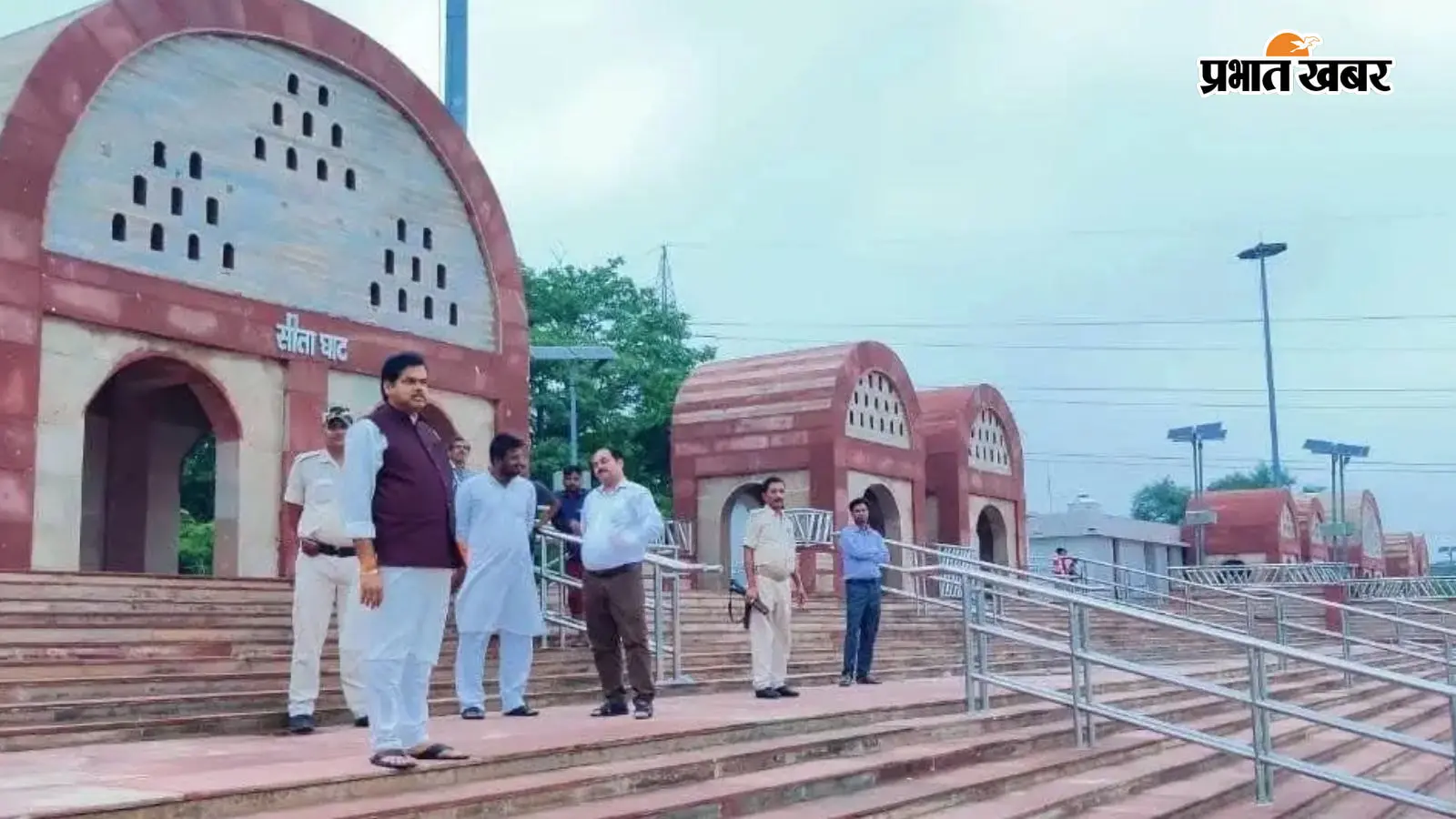 नारायणी रिवर फ्रंट पर मुआयना करते शिक्षामंत्री का फाइल फोटो नारायणी रिवर फ्रंट पर मुआयना करते शिक्षामंत्री का फाइल फोटो