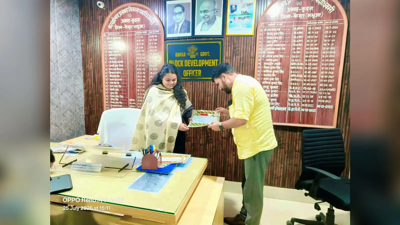 निर्वाचन कर्मियों को सम्मानित कर प्रशस्ती पत्र देती बीडीओ | Prabhat Khabar Network निर्वाचन कर्मियों को सम्मानित कर प्रशस्ती पत्र देती बीडीओ | Prabhat Khabar Network