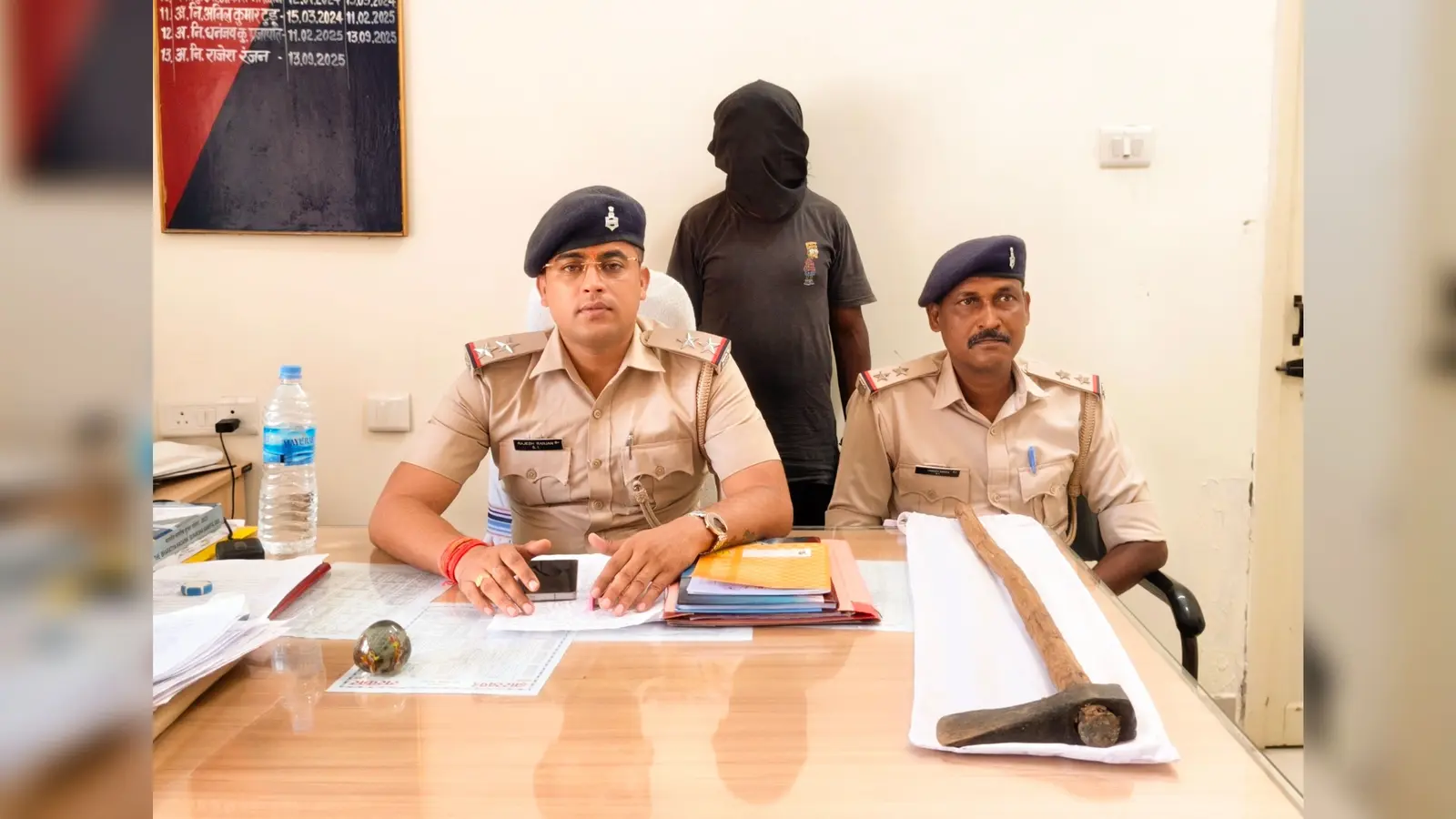 प्रेस वार्ता करते हुए थाना प्रभारी राजेश रंजन | Prabhat Khabar Network प्रेस वार्ता करते हुए थाना प्रभारी राजेश रंजन | Prabhat Khabar Network