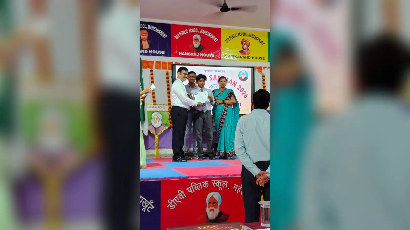 chhatra ko puraskrit karte prachary, karyakram ka shubharambh karte atithi | Prabhat Khabar Network chhatra ko puraskrit karte prachary, karyakram ka shubharambh karte atithi | Prabhat Khabar Network