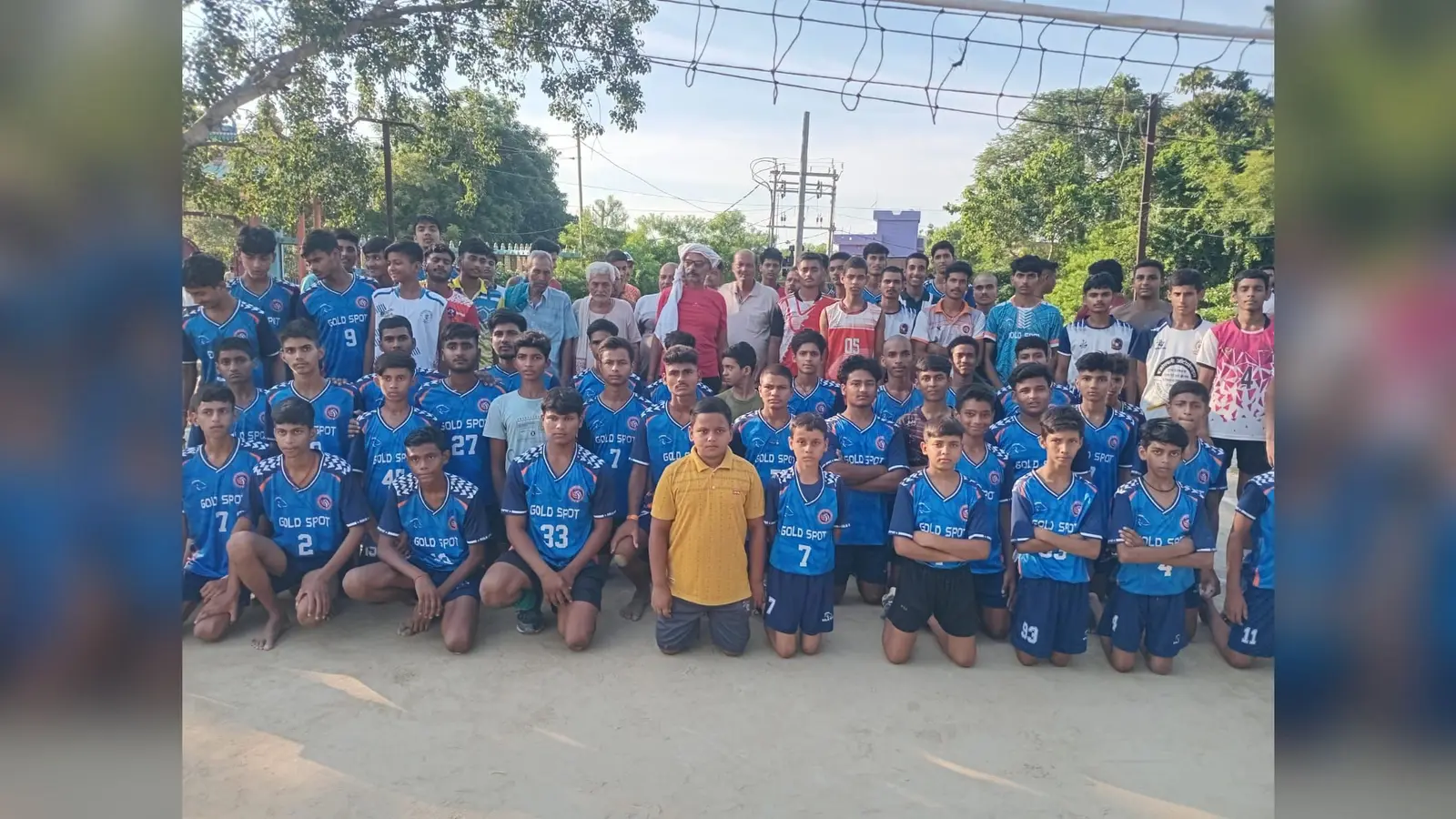 खिलाड़ियों का सामुहिक फोटो, एवं उद्घाटन करते अतिथि | Prabhat Khabar Network खिलाड़ियों का सामुहिक फोटो, एवं उद्घाटन करते अतिथि | Prabhat Khabar Network