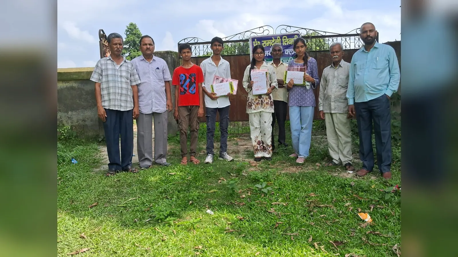 फोटो कैप्शन -:-- मैट्रिक परीक्षा में उत्कृष्ट प्रदर्शन करने वाले छात्र छात्राओं को सम्मानित करते द्विजदेनी क्लब के सदस्यगण | Prabhat Khabar Network फोटो कैप्शन -:-- मैट्रिक परीक्षा में उत्कृष्ट प्रदर्शन करने वाले छात्र छात्राओं को सम्मानित करते द्विजदेनी क्लब के सदस्यगण | Prabhat Khabar Network