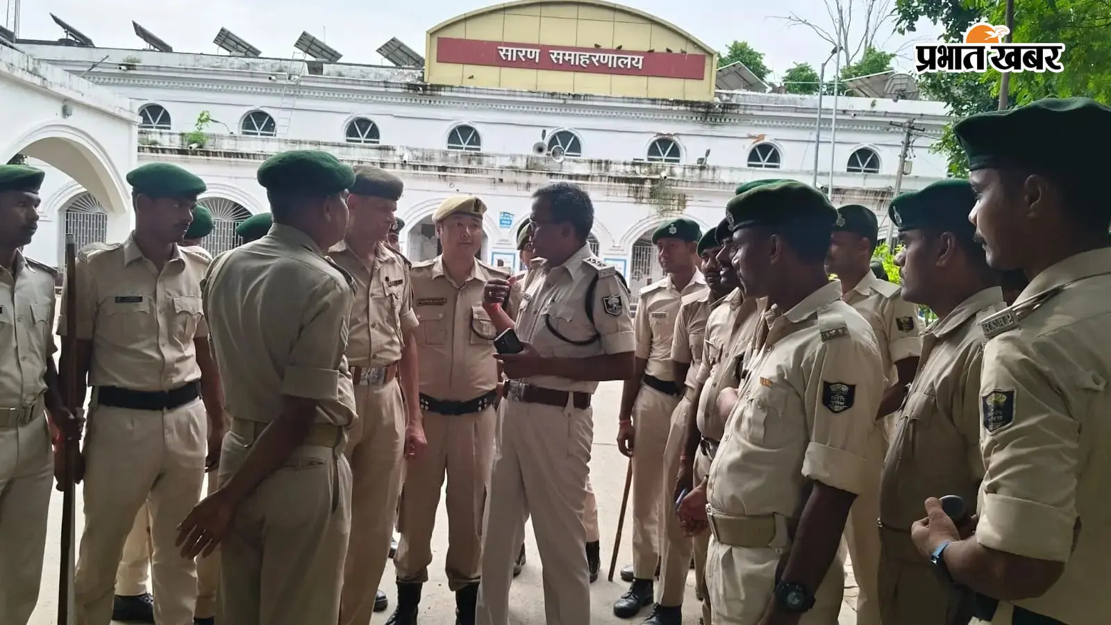 मौजूद पुलिस अफसरों की तस्वीर मौजूद पुलिस अफसरों की तस्वीर