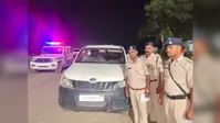 कैमूर: वाहन जांच में पुलिस की कार्रवाई, कार से 367 लीटर से अधिक अंग्रेजी शराब बरामद, चालक फरार