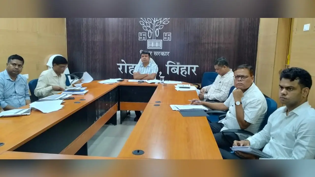 मुख्य सचिव के वीडियो कॉन्फ्रेंसिंग में शामिल डीएम व अन्य अधिकारी | Prabhat Khabar Network मुख्य सचिव के वीडियो कॉन्फ्रेंसिंग में शामिल डीएम व अन्य अधिकारी | Prabhat Khabar Network