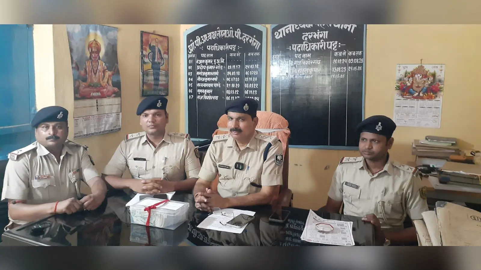 जानकारी देते हुए एस डी पी ओ बासुकीनाथ झा, थानाध्यक्ष मोती कुमार व अन्य | Prabhat Khabar Network जानकारी देते हुए एस डी पी ओ बासुकीनाथ झा, थानाध्यक्ष मोती कुमार व अन्य | Prabhat Khabar Network