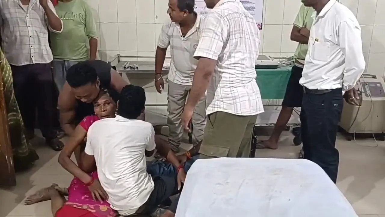 1.सदर अस्पताल मे विलाप करते परिजन 2. सड़क जाम को हटाने के लिए आक्रोशितों से बात करती पुलिस 3. शव के साथ परिजन | Prabhat Khabar Network 1.सदर अस्पताल मे विलाप करते परिजन 2. सड़क जाम को हटाने के लिए आक्रोशितों से बात करती पुलिस 3. शव के साथ परिजन | Prabhat Khabar Network