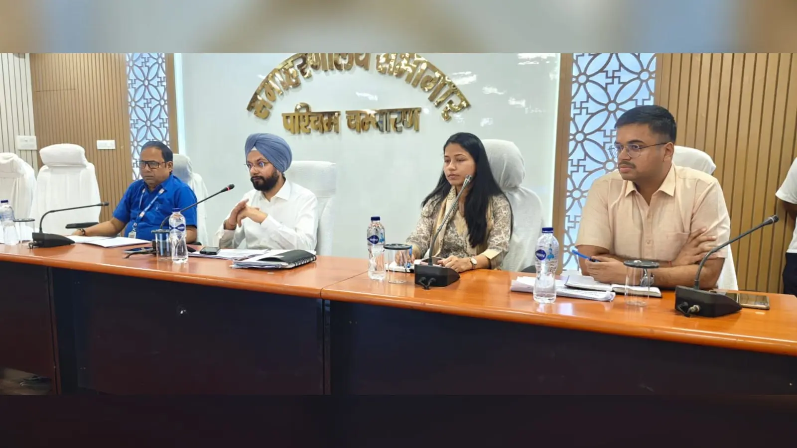 बैठक को सम्बोधित करते जिलाधिकारी | Prabhat Khabar Network बैठक को सम्बोधित करते जिलाधिकारी | Prabhat Khabar Network
