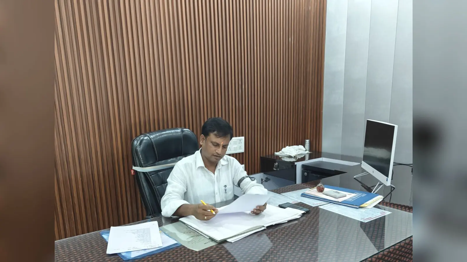 फोटो कैप्शन : काला बिल्ला लगाकर कामकाज करते बीडीओ ई. सुनील कुमार | Prabhat Khabar Network फोटो कैप्शन : काला बिल्ला लगाकर कामकाज करते बीडीओ ई. सुनील कुमार | Prabhat Khabar Network
