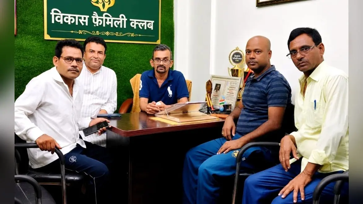 फोटो कैप्शन : गुरु सम्मान-2026 की तैयारी को लेकर बैठक करते आयोजक | Prabhat Khabar Network फोटो कैप्शन : गुरु सम्मान-2026 की तैयारी को लेकर बैठक करते आयोजक | Prabhat Khabar Network