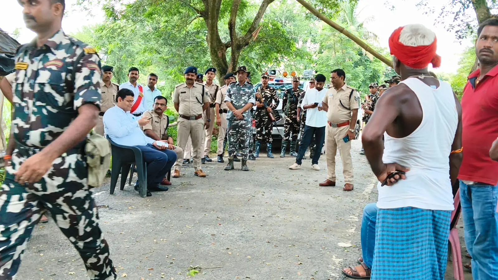 स्थानीय पुलिस व एस एस बी जवानों को निर्देशित करते डीएम बिनोद दूहन व एसपी जितेंद्र कुमार | Prabhat Khabar Network स्थानीय पुलिस व एस एस बी जवानों को निर्देशित करते डीएम बिनोद दूहन व एसपी जितेंद्र कुमार | Prabhat Khabar Network