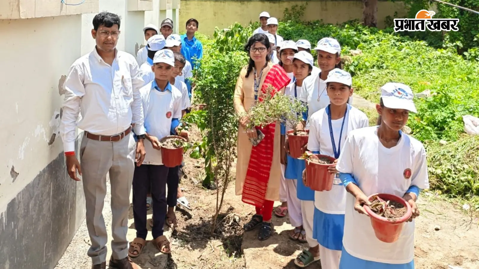कार्यक्रम के दौरान पौधे के साथ छात्राएं व शिक्षक-शिक्षिका. कार्यक्रम के दौरान पौधे के साथ छात्राएं व शिक्षक-शिक्षिका.
