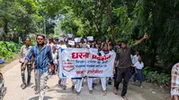 'हमें वादा नहीं, पुल चाहिए' — चिलचिलाती धूप में 5 KM पैदल चलकर प्रखंड मुख्यालय पहुंचे हारोभीटा के ग्रामीण, बच्चों संग दिया धरना