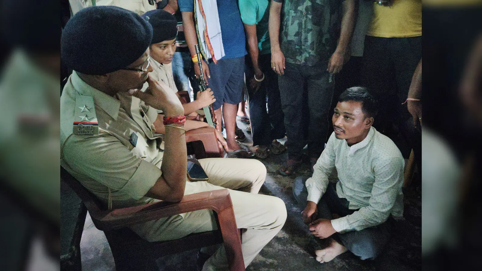 पुछताछ करती पुलिस व जुटी भीड़ | Prabhat Khabar Network पुछताछ करती पुलिस व जुटी भीड़ | Prabhat Khabar Network