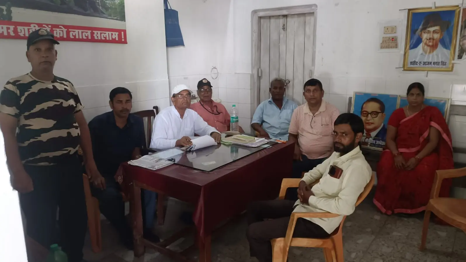 सदर अस्पताल में बैठक करते निजी सुरक्षाकर्मी | Prabhat Khabar Network सदर अस्पताल में बैठक करते निजी सुरक्षाकर्मी | Prabhat Khabar Network