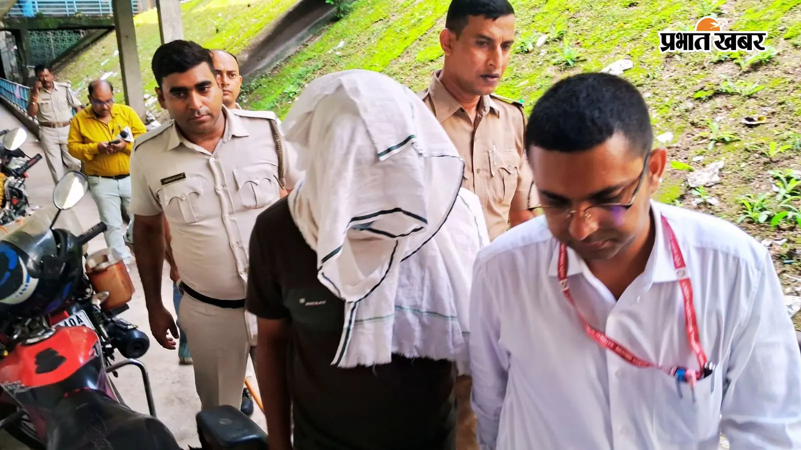गुलाम जमां को दुर्गापुर कोर्ट में पेशी के लिए ले जाती एनआईए की टीम. गुलाम जमां को दुर्गापुर कोर्ट में पेशी के लिए ले जाती एनआईए की टीम.