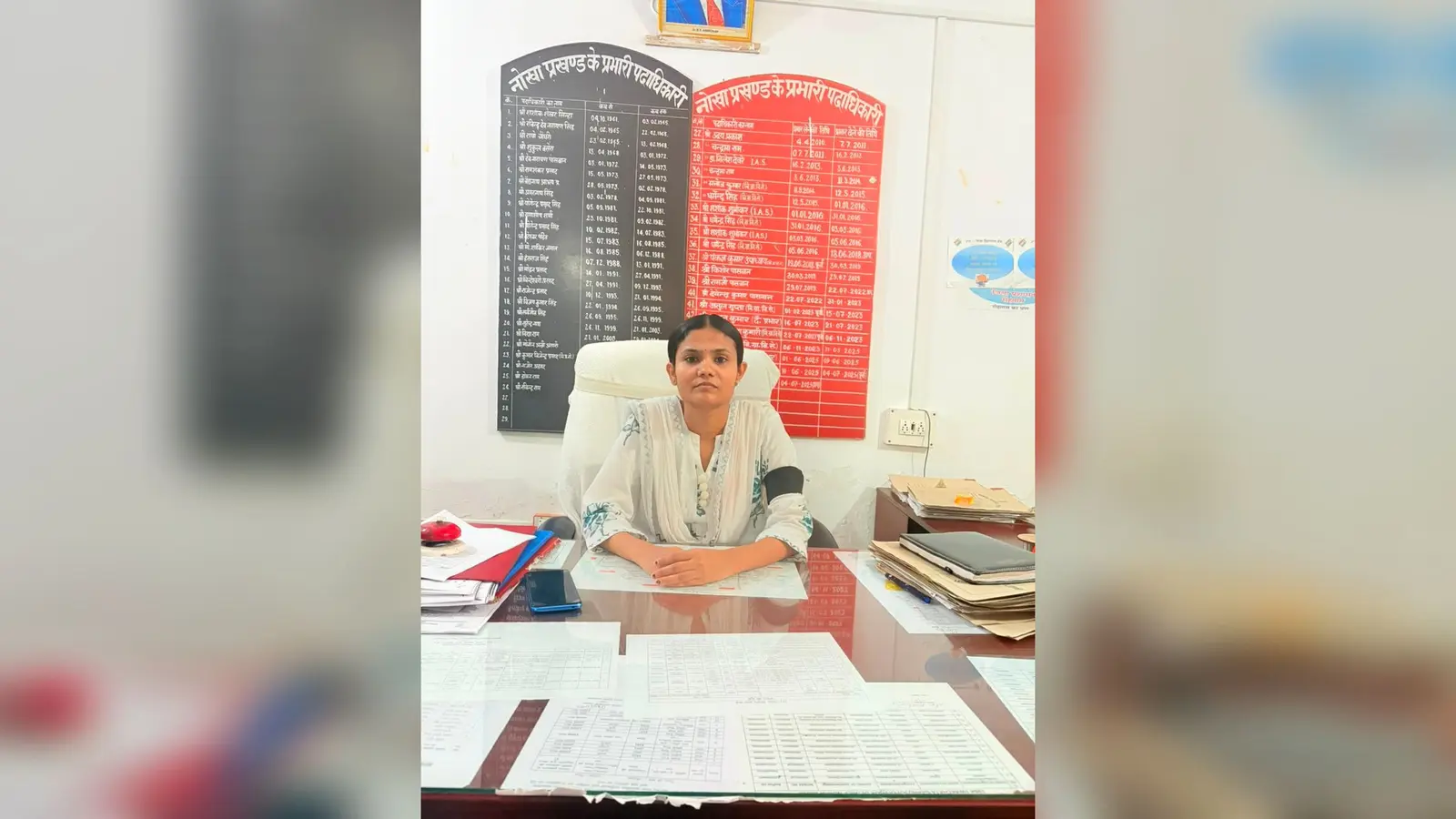 फोटो कैप्शन: नोखा प्रखंड मुख्यालय में छपरा में बीडीओ पर हुए हमले के विरोध में काला बिल्ला लगाकर सांकेतिक विरोध जताते बीडीओ शेफाली एवं अन्य अधिकारी | Prabhat Khabar Network फोटो कैप्शन: नोखा प्रखंड मुख्यालय में छपरा में बीडीओ पर हुए हमले के विरोध में काला बिल्ला लगाकर सांकेतिक विरोध जताते बीडीओ शेफाली एवं अन्य अधिकारी | Prabhat Khabar Network