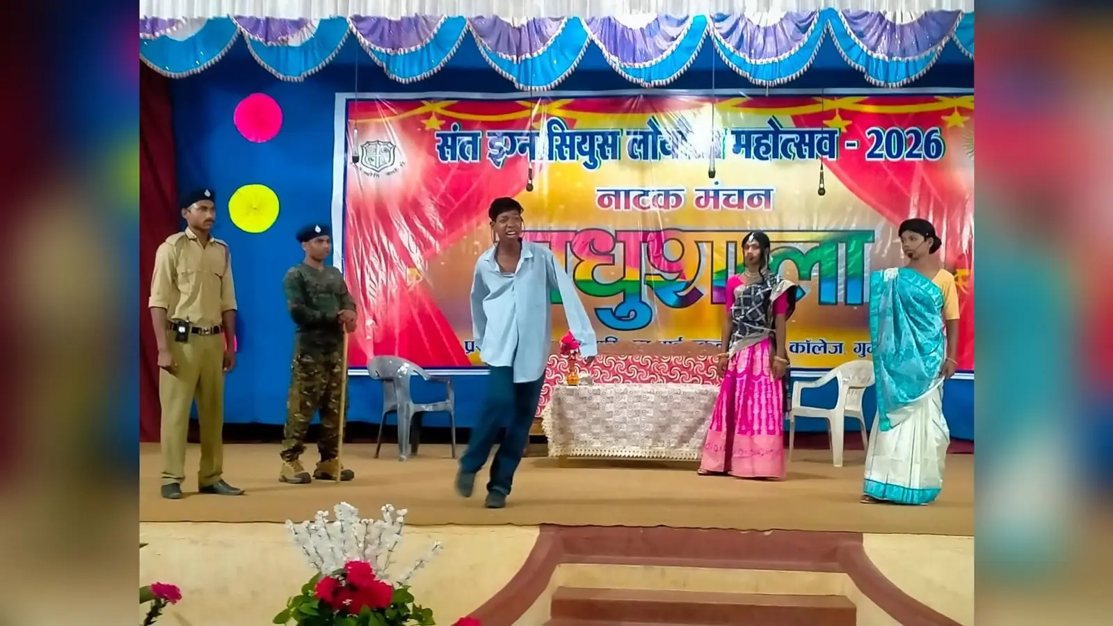 27 गुम 7 में नाटक का मंचन करते स्कूली छात्र | Prabhat Khabar Network 27 गुम 7 में नाटक का मंचन करते स्कूली छात्र | Prabhat Khabar Network