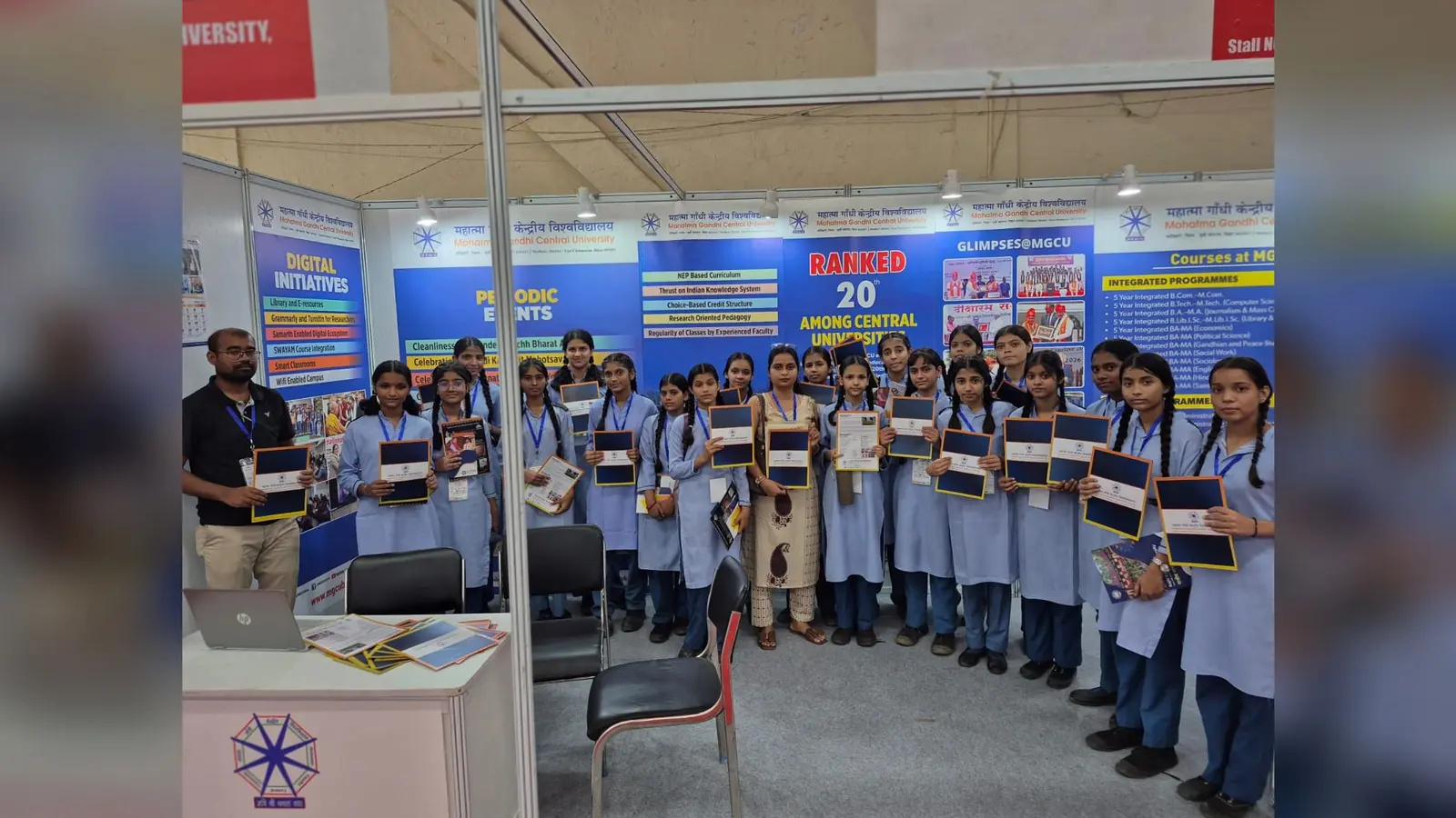 कार्यक्रम में एमजीसीयू का प्रतिनिधित्व करने वाले प्रतिभागी व शिक्षक | Prabhat Khabar Network कार्यक्रम में एमजीसीयू का प्रतिनिधित्व करने वाले प्रतिभागी व शिक्षक | Prabhat Khabar Network
