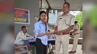 सेक्टर छह थाना ने चोरी के बाद बरामद हुए 6 मोबाइल को धारकों को सौंपा