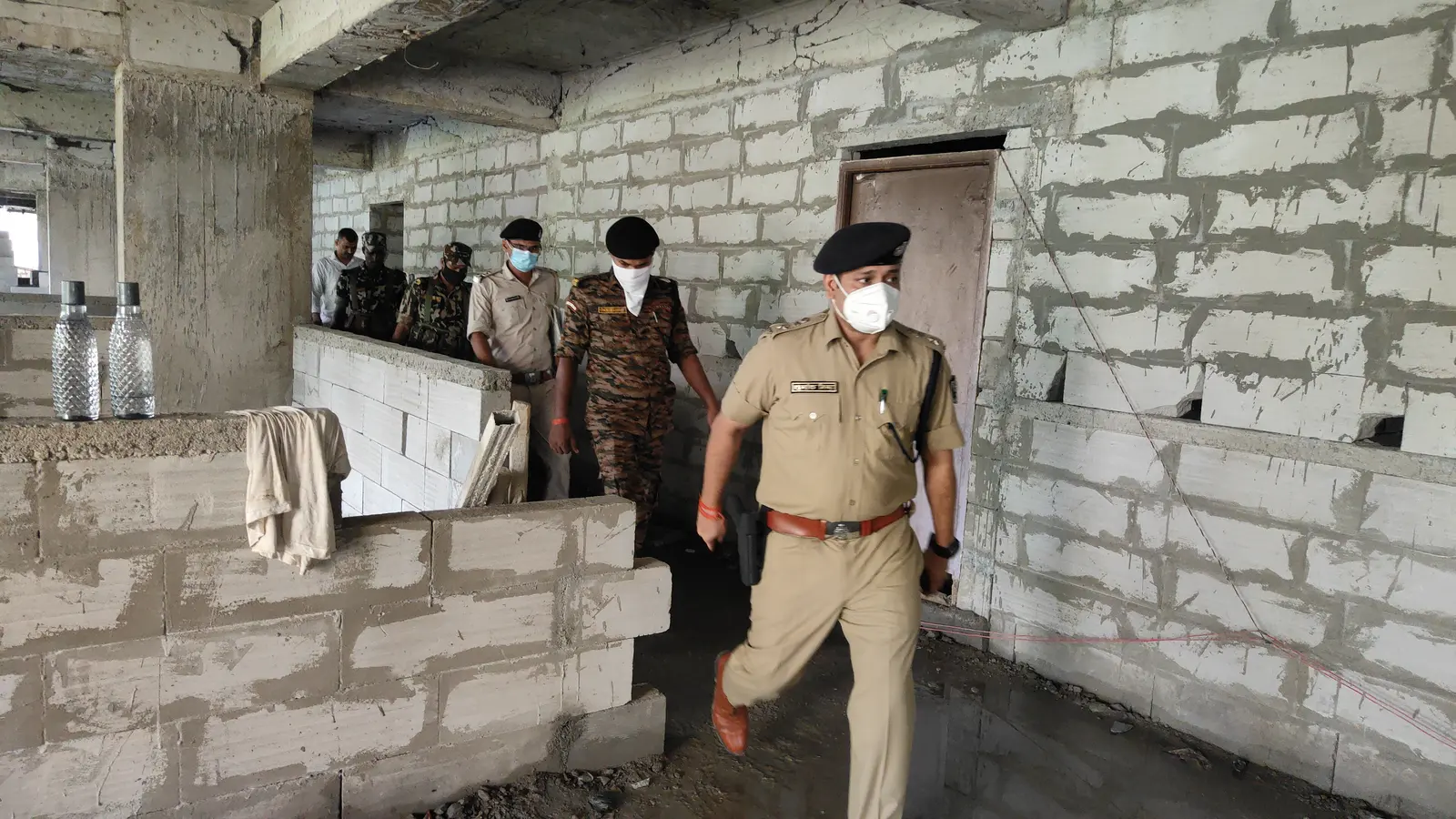 मौके पर पुलिस जांच पड़ताल करने में जुटी | Prabhat Khabar Network मौके पर पुलिस जांच पड़ताल करने में जुटी | Prabhat Khabar Network