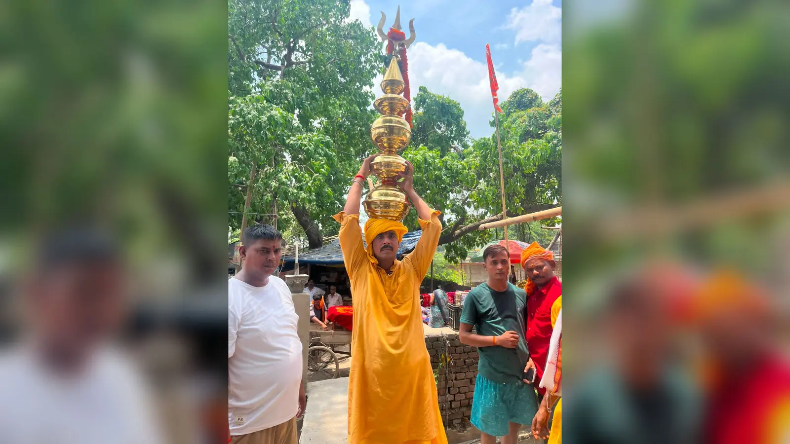 शिव मंदिर के गुंबज को लेकर बाजार को भ्रमण कराता श्रद्धालु | Prabhat Khabar Network शिव मंदिर के गुंबज को लेकर बाजार को भ्रमण कराता श्रद्धालु | Prabhat Khabar Network