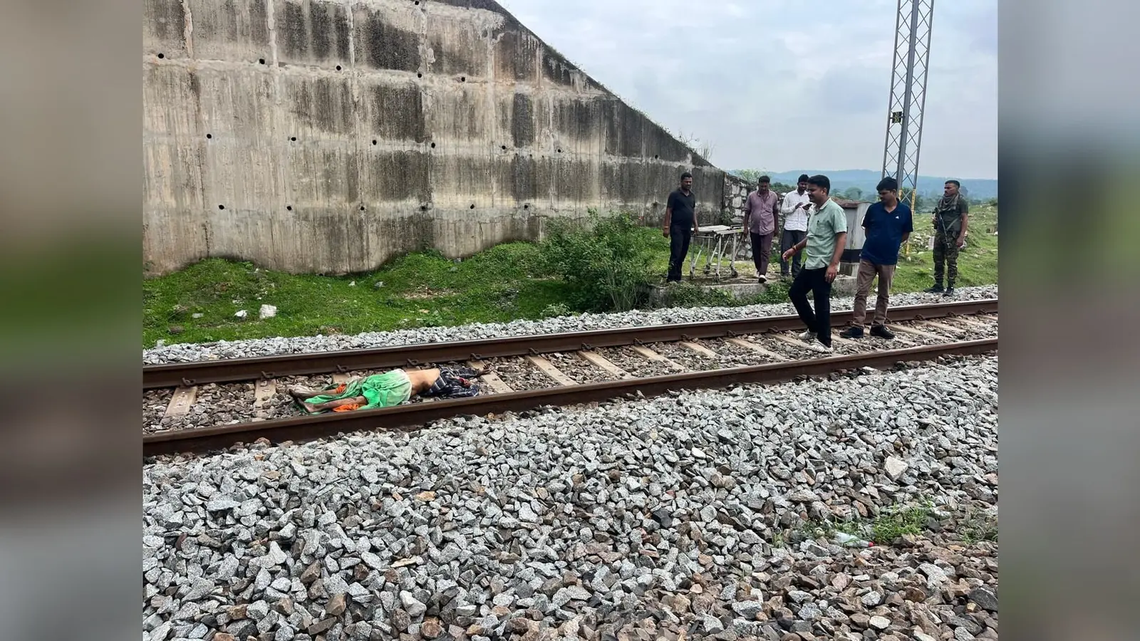 पटरी पर पड़ा शव व शिनाख्त की कोशिश करते लोग. | Prabhat Khabar Network पटरी पर पड़ा शव व शिनाख्त की कोशिश करते लोग. | Prabhat Khabar Network