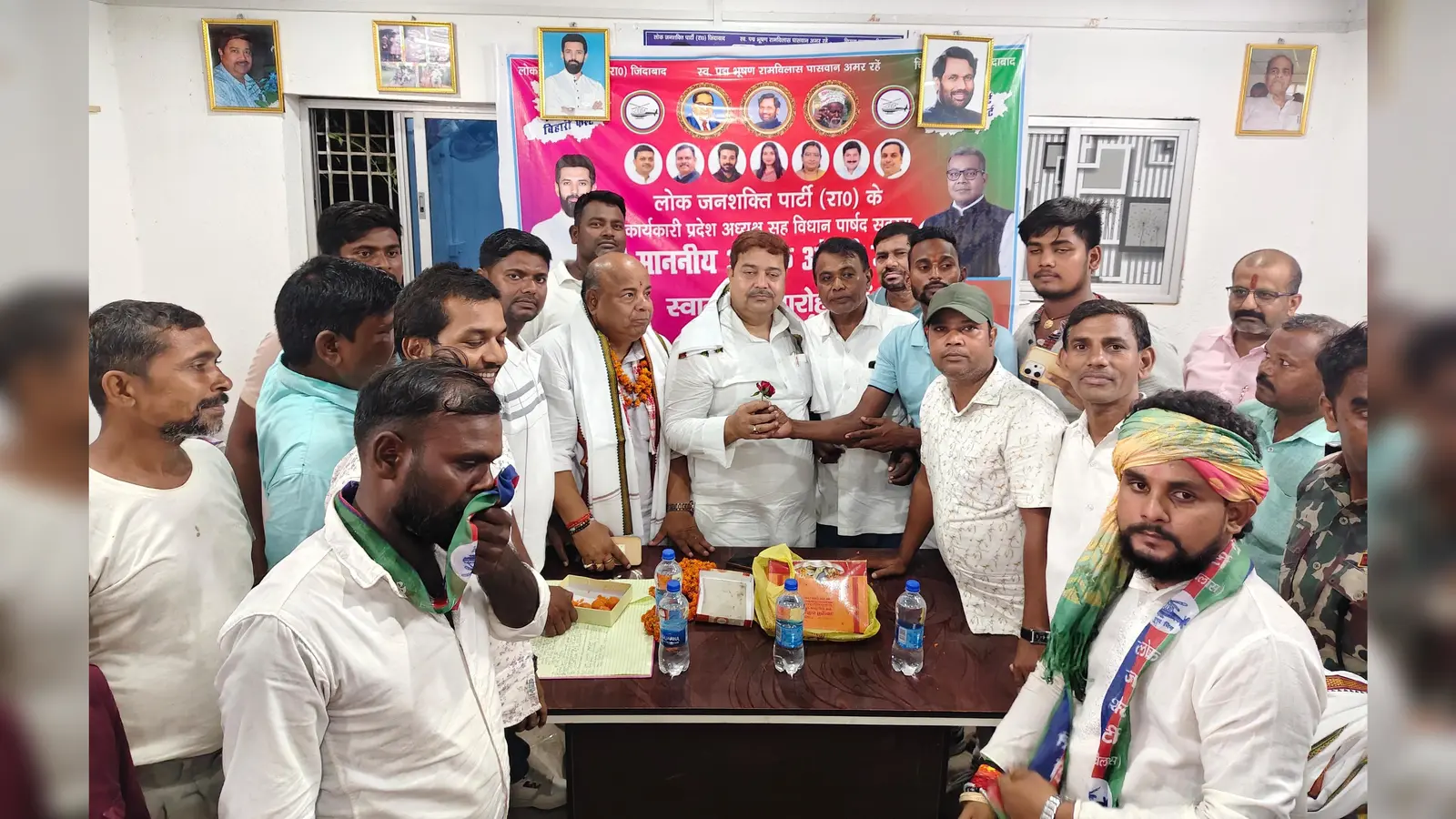 स्वागत करते लोजपा के प्रखंड अध्यक्ष सुनिल कुमार | Prabhat Khabar Network स्वागत करते लोजपा के प्रखंड अध्यक्ष सुनिल कुमार | Prabhat Khabar Network