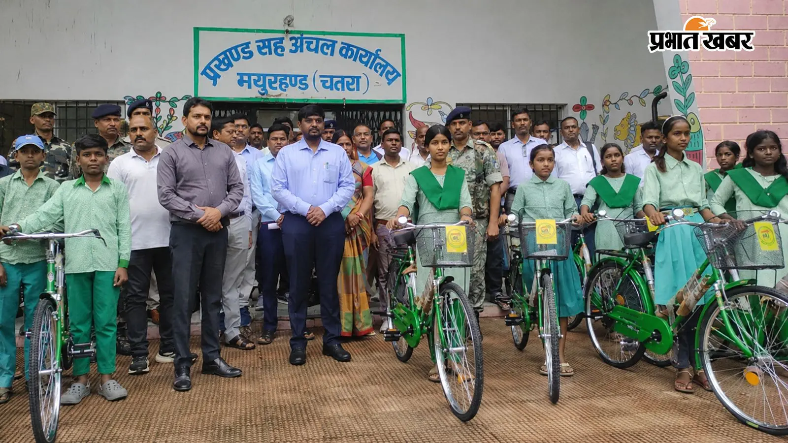 साईकिल का वितरण करते डीसी व अन्य साईकिल का वितरण करते डीसी व अन्य