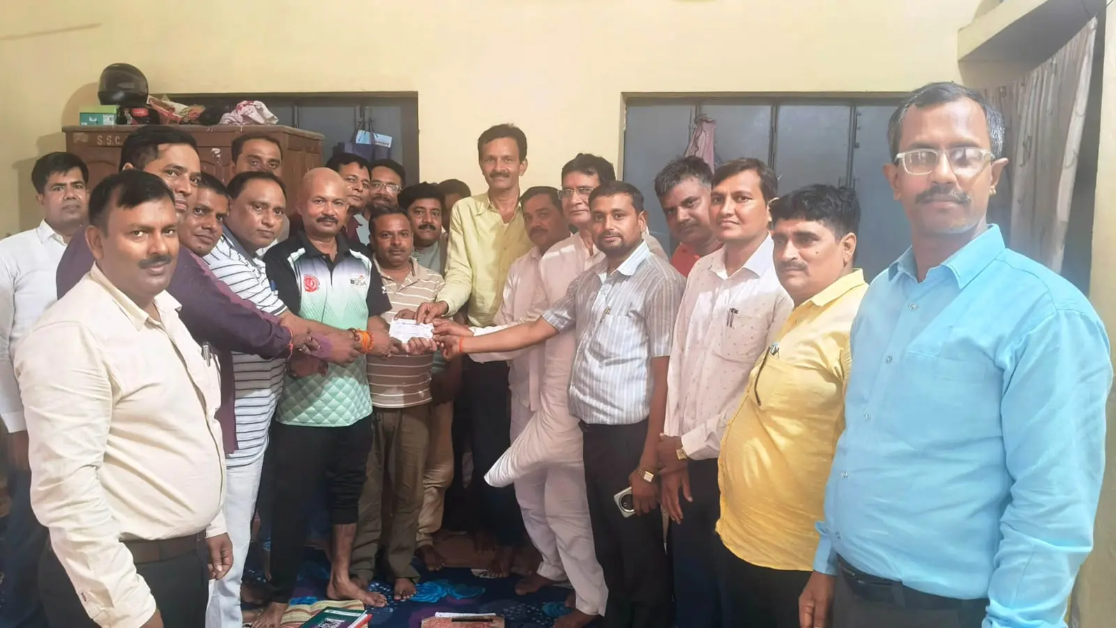 फोटो कैप्शन : संघ भवन में आयोजित बैठक में मौजूद बिहार माध्यमिक शिक्षक संघ रोहतास के पदाधिकारी व सदस्य. | Prabhat Khabar Network फोटो कैप्शन : संघ भवन में आयोजित बैठक में मौजूद बिहार माध्यमिक शिक्षक संघ रोहतास के पदाधिकारी व सदस्य. | Prabhat Khabar Network