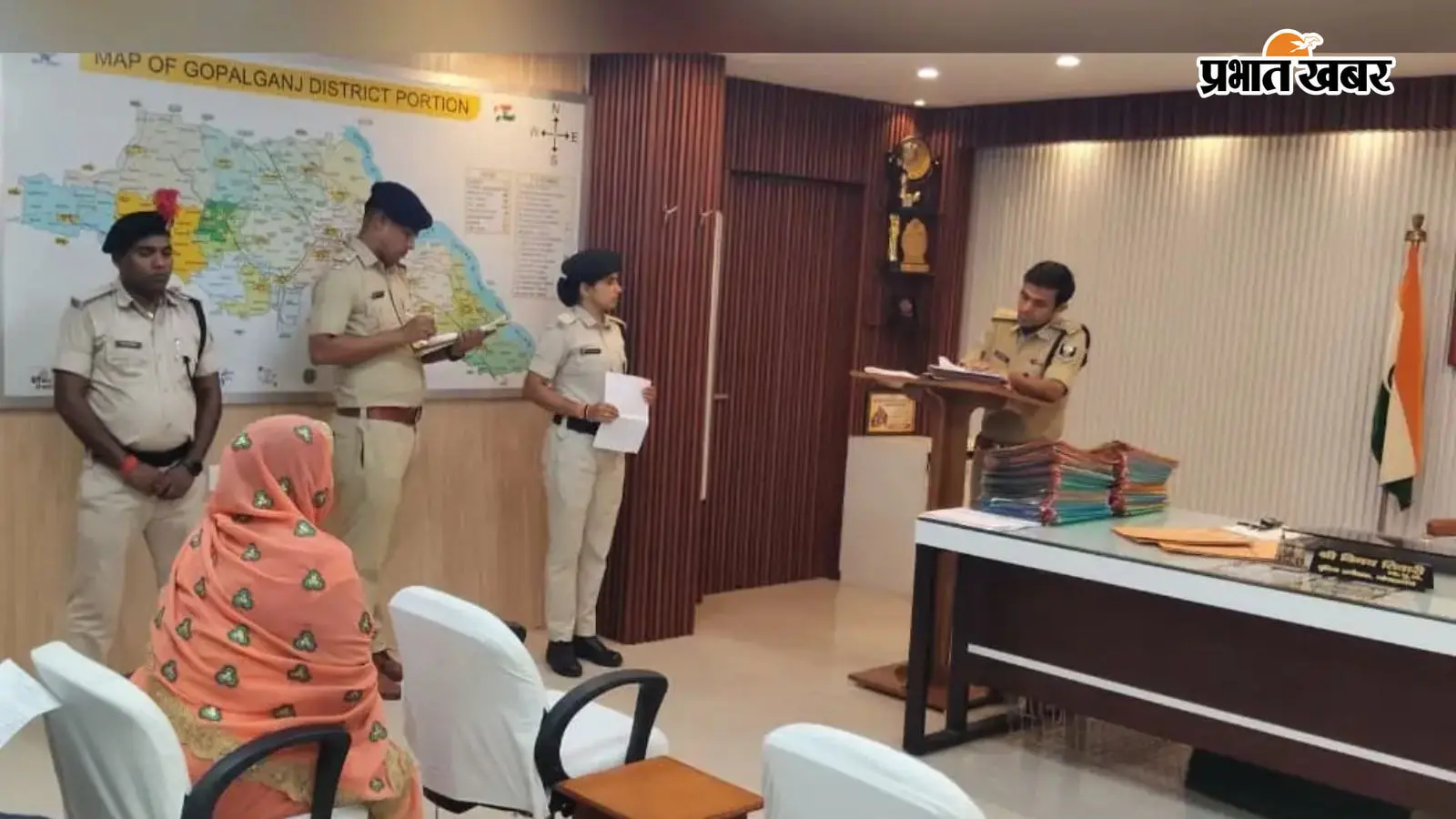 जनसुनवाई करते पुलिस अधीक्षक की तस्वीर जनसुनवाई करते पुलिस अधीक्षक की तस्वीर