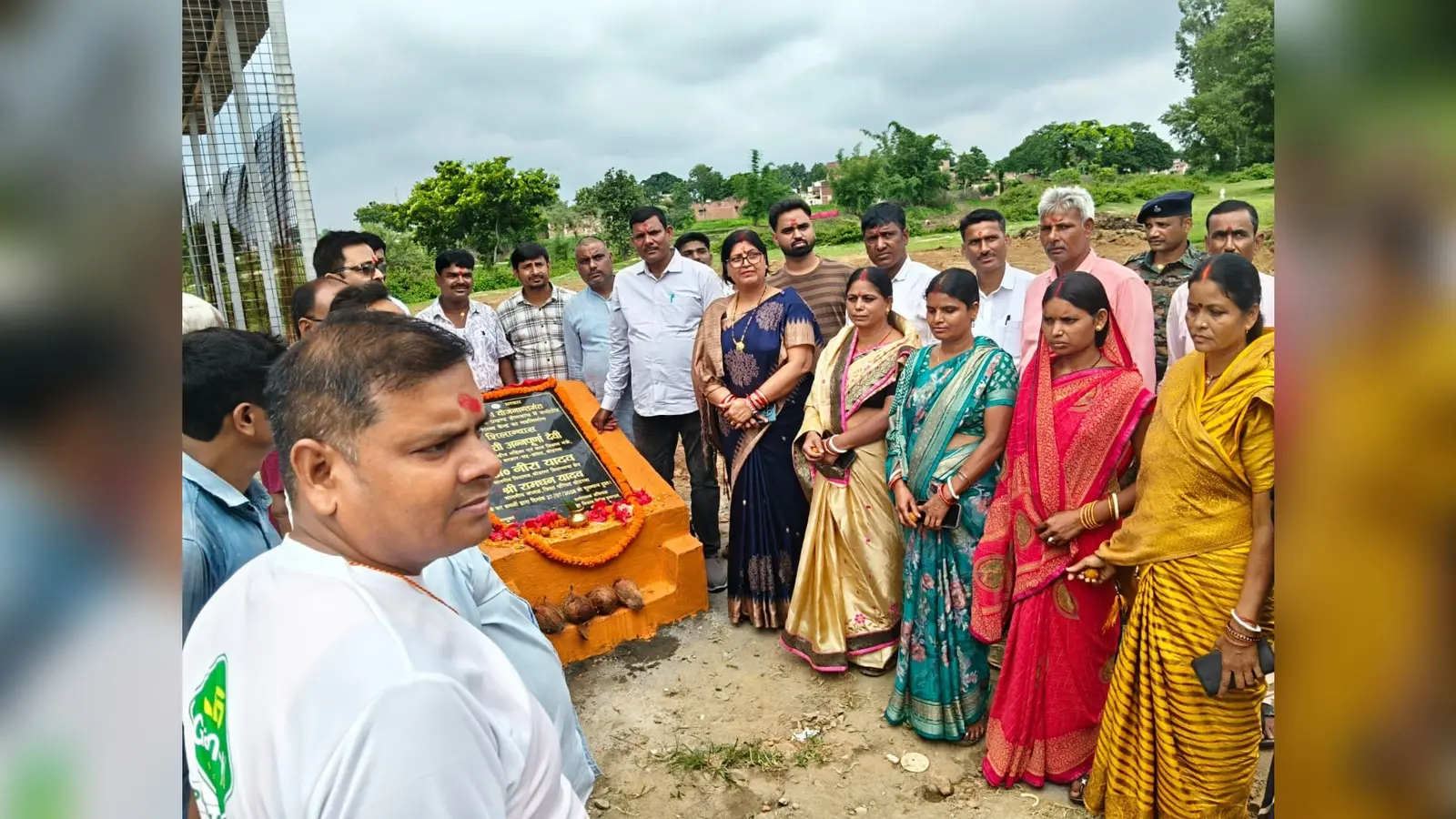 शिलान्यास करती विधायक डॉ नीरा यादव. | Prabhat Khabar Network शिलान्यास करती विधायक डॉ नीरा यादव. | Prabhat Khabar Network