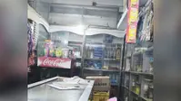 दुकान में घुसा सांप, सुरक्षित पकड़कर झाड़ियों में छोड़ा