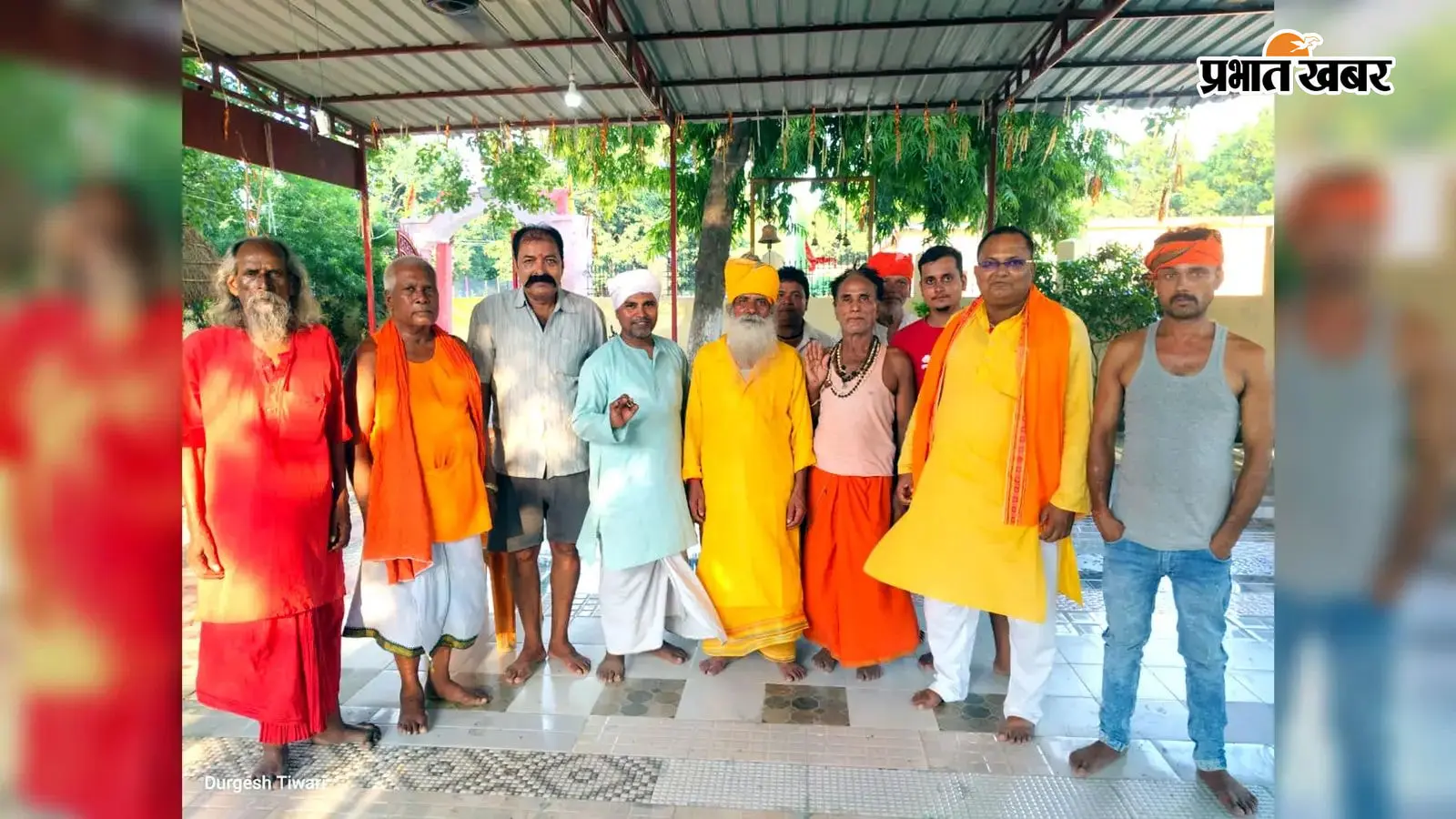 टुकर बाबा के स्थान के पास उपस्थित श्रद्धालु टुकर बाबा के स्थान के पास उपस्थित श्रद्धालु