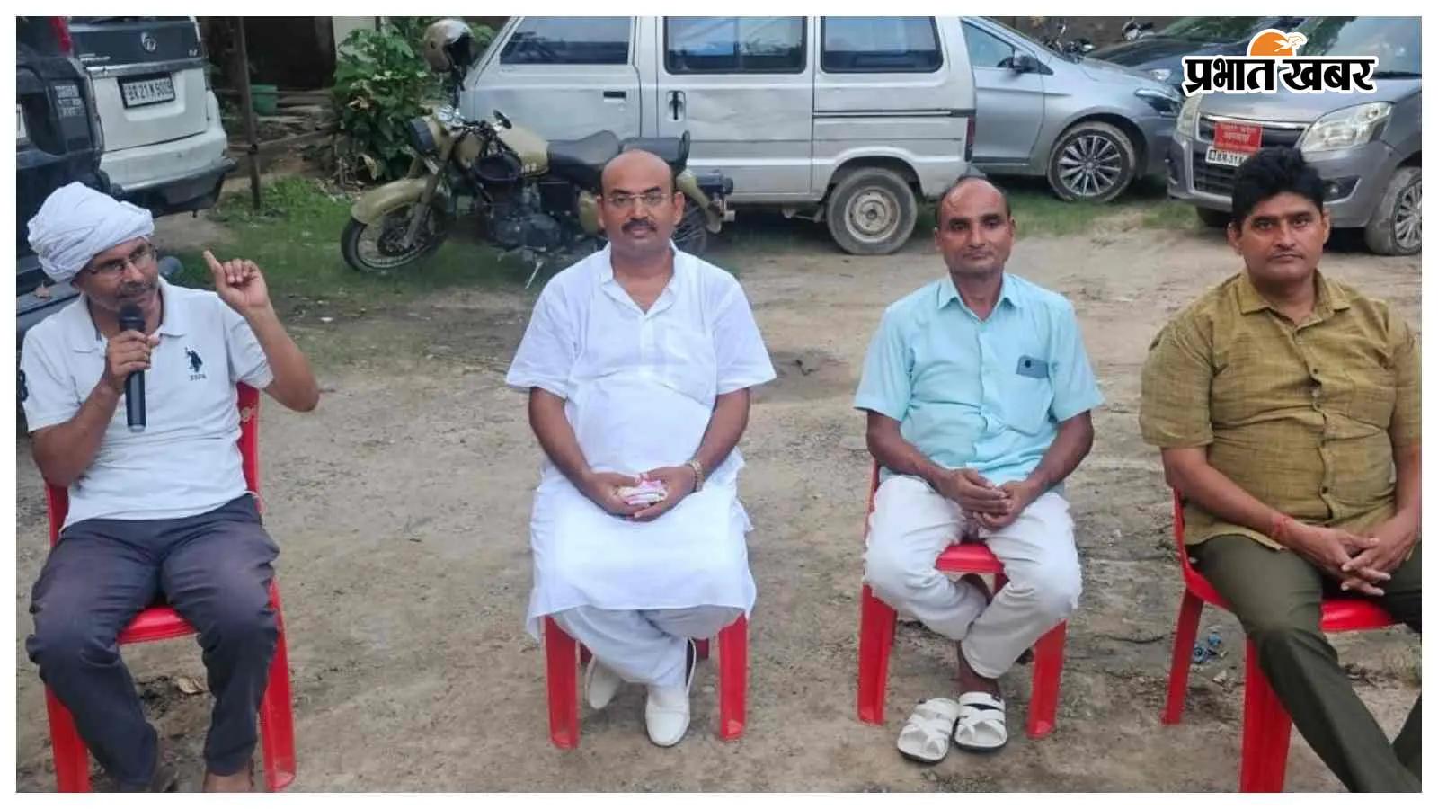 बैठक करते हुए बैठक करते हुए