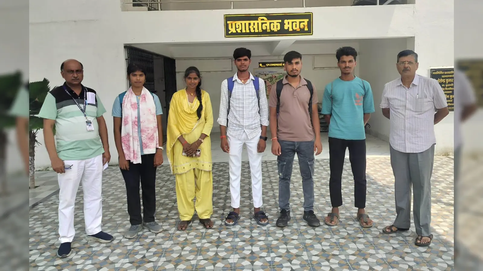 फोटो कैप्शन : राज्य स्तरीय रेड रन प्रतियोगिता के लिए रोहतास टीम को रवाना करते प्रो डॉ राजेश कुमार सिन्हा. | Prabhat Khabar Network फोटो कैप्शन : राज्य स्तरीय रेड रन प्रतियोगिता के लिए रोहतास टीम को रवाना करते प्रो डॉ राजेश कुमार सिन्हा. | Prabhat Khabar Network