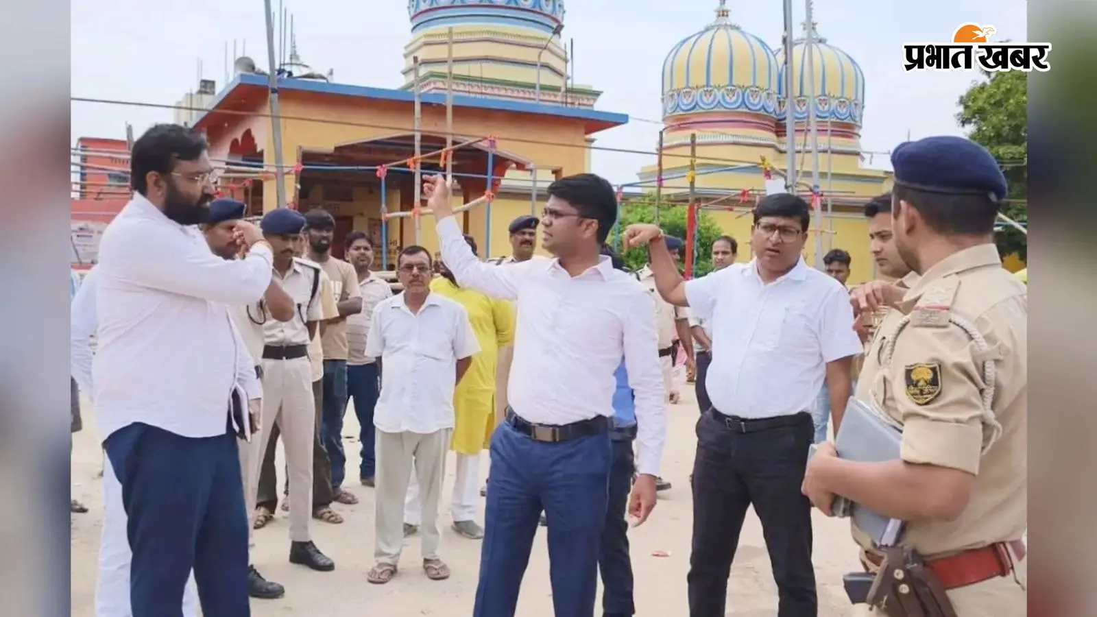 जायजा लेते डीएम और एसपी जायजा लेते डीएम और एसपी