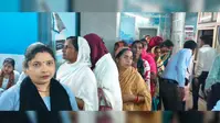 लाइन में लगने को कहा तो भड़क गईं महिलाएं, अस्पताल परिसर में सुरक्षा गार्ड से मारपीट का आरोप