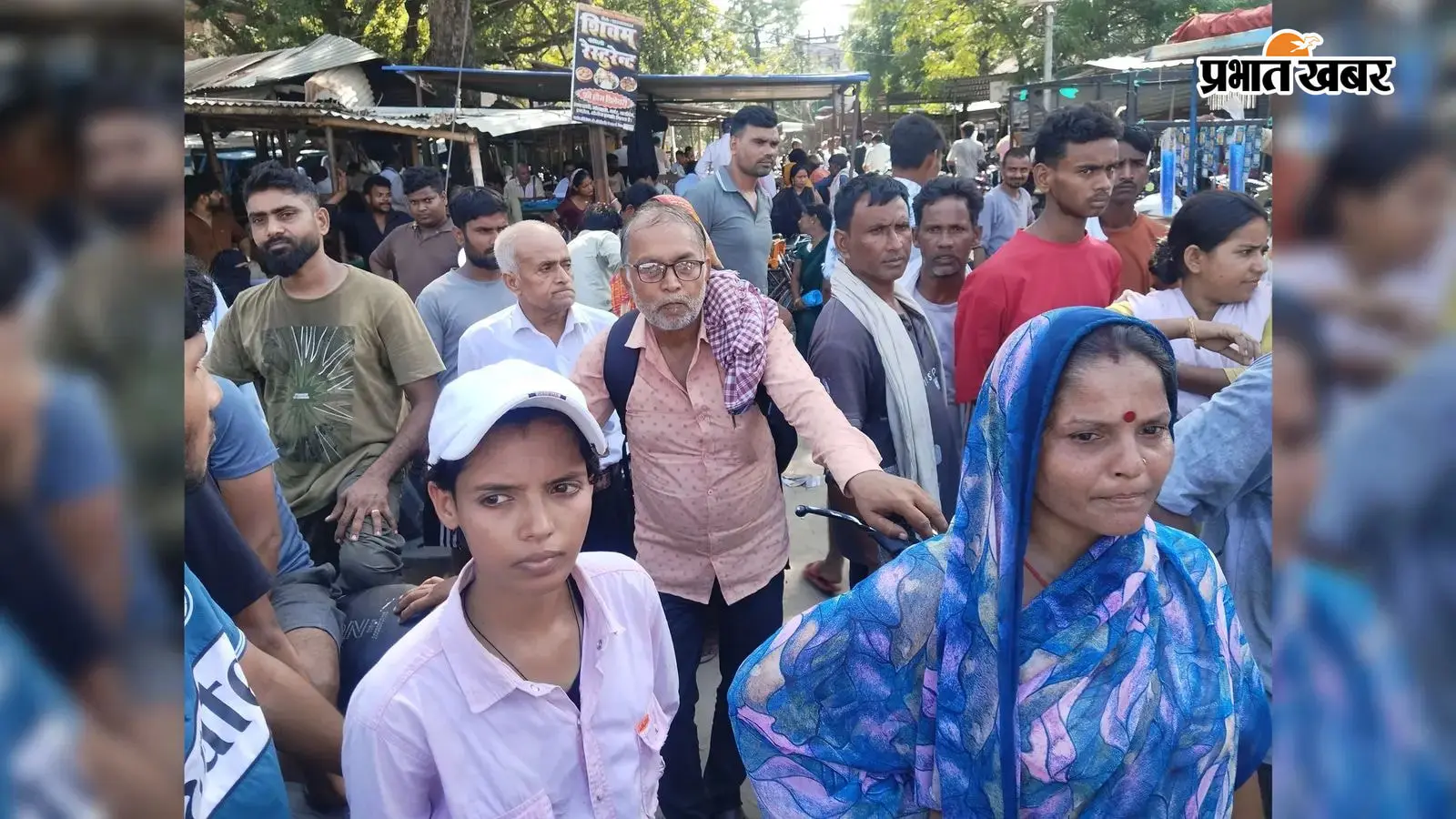कोर्ट परिसर में मौजूद परिजन कोर्ट परिसर में मौजूद परिजन