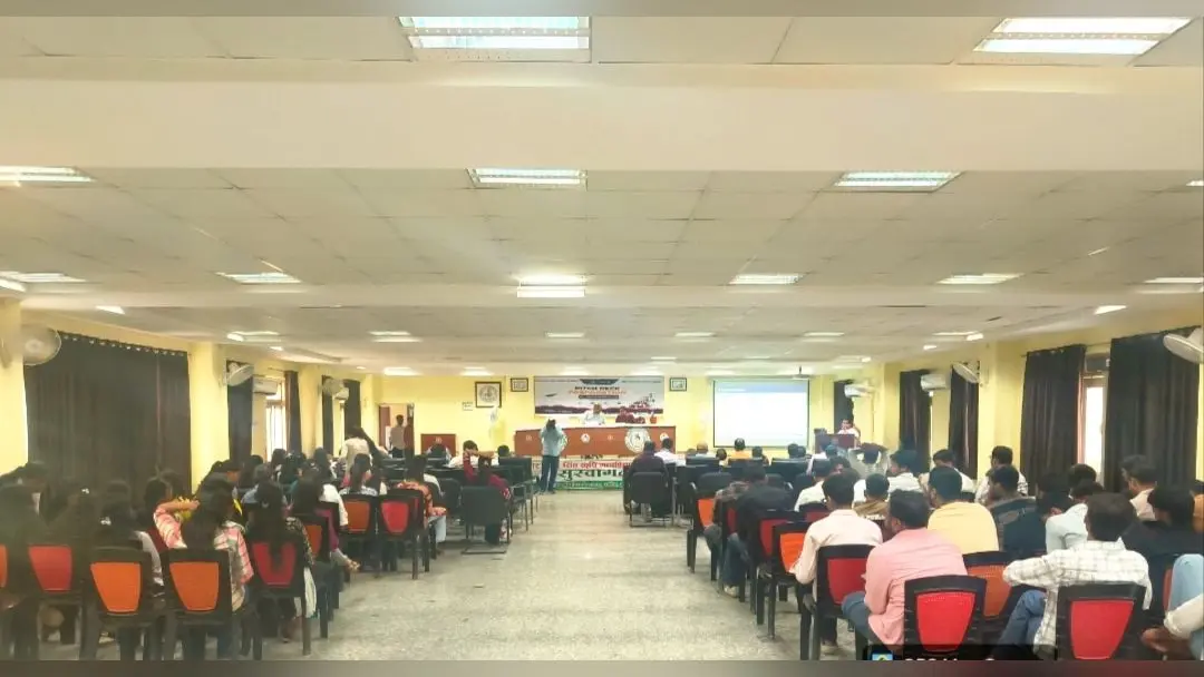 फोटो कैप्शन : पिच डेक वर्कशॉप में मार्गदर्शन देते अतिथि एवं उपस्थित विद्यार्थी | Prabhat Khabar Network फोटो कैप्शन : पिच डेक वर्कशॉप में मार्गदर्शन देते अतिथि एवं उपस्थित विद्यार्थी | Prabhat Khabar Network