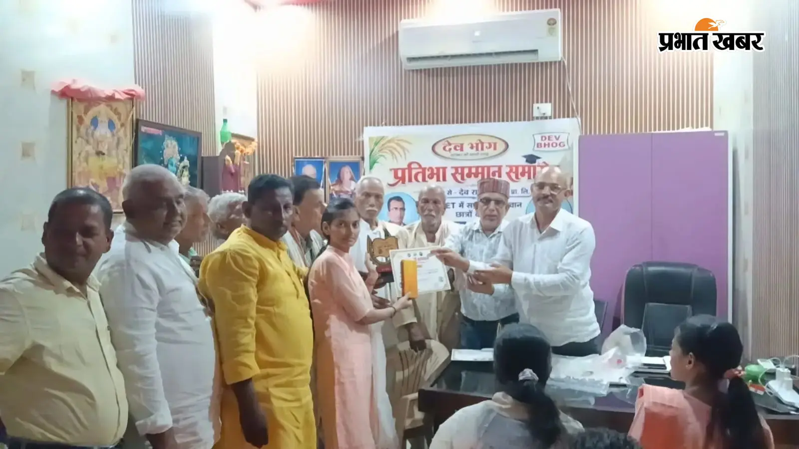सम्मानित होती छात्राएं सम्मानित होती छात्राएं