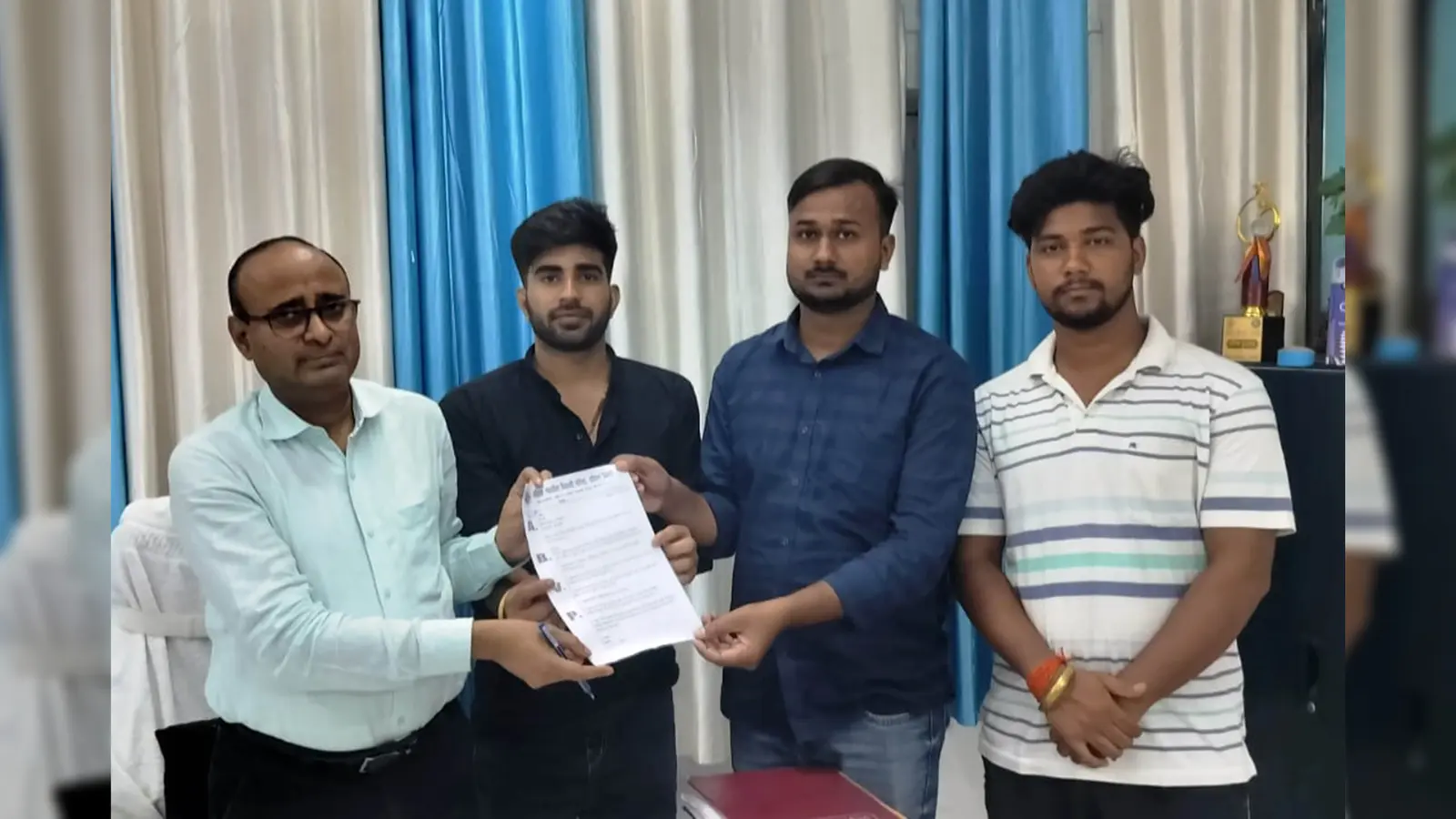फोटो कैप्शन : जिला शिक्षा पदाधिकारी को ज्ञापन सौंपते अखिल भारतीय विद्यार्थी परिषद के कार्यकर्ता. | Prabhat Khabar Network फोटो कैप्शन : जिला शिक्षा पदाधिकारी को ज्ञापन सौंपते अखिल भारतीय विद्यार्थी परिषद के कार्यकर्ता. | Prabhat Khabar Network