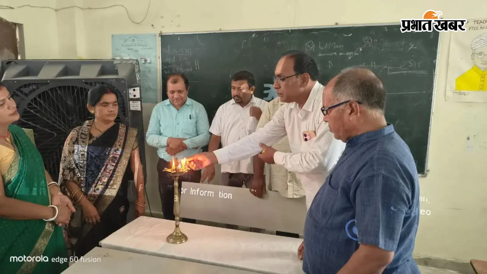 प्रशिक्षण कार्यक्रम का उद्घाटन के लिए दीप प्रज्वलित करते हुए उपेन्द्र यादव प्रशिक्षण कार्यक्रम का उद्घाटन के लिए दीप प्रज्वलित करते हुए उपेन्द्र यादव