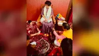 बागेश्वर धाम में भाजपा नेता अमरनाथ प्रसाद ने पत्नी संग लगाई अर्जी,  मिथिला पाग और दुपट्टे से धीरेंद्र शास्त्री का सम्मान