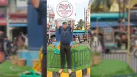 नंगे पैर पैदल चल कर उपायुक्त कार्यालय पहुंचा युवक, आरक्षण हटाने की मांग को लेकर सौंपा ज्ञापन