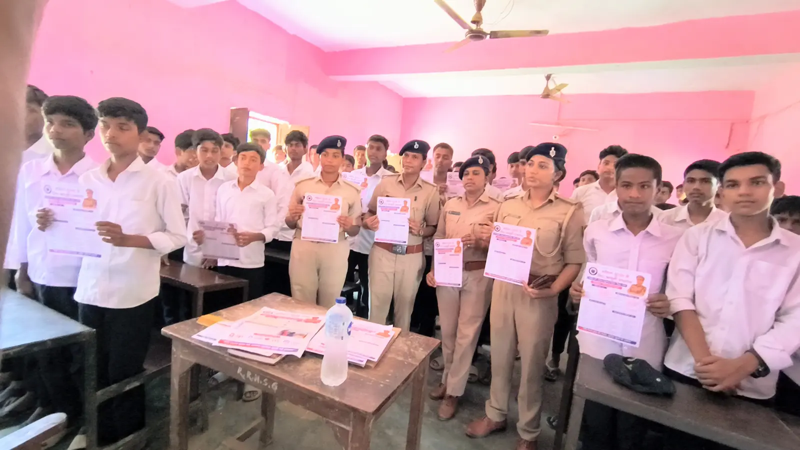 साइबर अपराध व सुरक्षा को लेकर जागरूकता अभियान में महिला पुलिस अधिकारी व स्कूल के छात्र | Prabhat Khabar Network साइबर अपराध व सुरक्षा को लेकर जागरूकता अभियान में महिला पुलिस अधिकारी व स्कूल के छात्र | Prabhat Khabar Network
