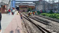 फुटओवर ब्रिज छोड़ ट्रैक पार कर रहे यात्री, जमालपुर स्टेशन पर सुरक्षा व्यवस्था पर उठे सवाल